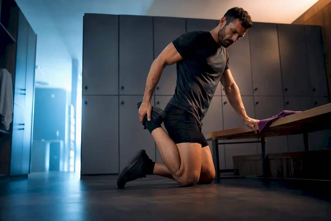 Idrottare återhämtar sig efter ett knäböjspass