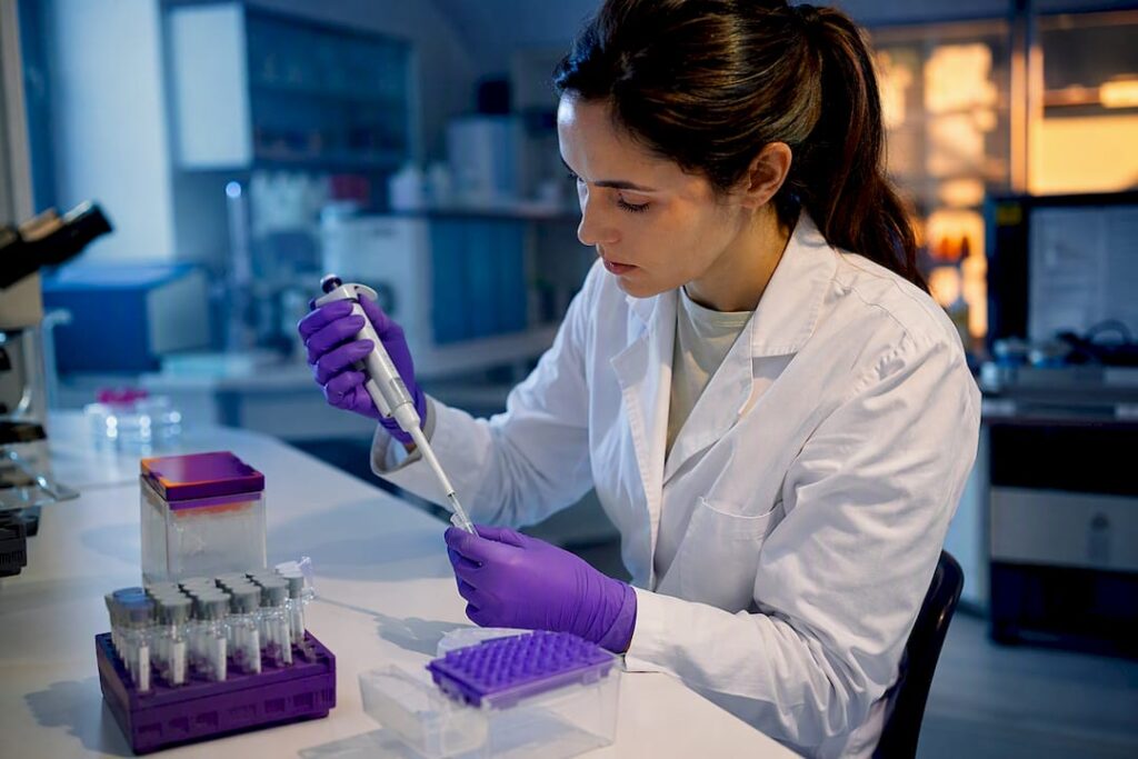 Ricercatore che studia i campioni in laboratorio